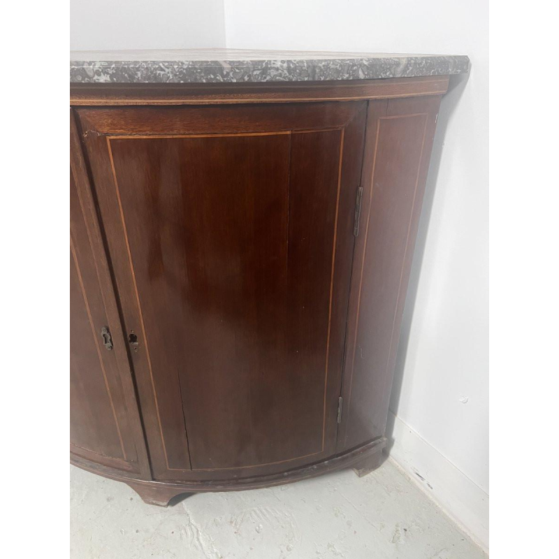 Meuble de coin en demi lune de style Louis XVI, XIX Siècle