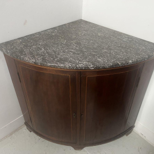 Halfronde hoekkast in Lodewijk XVI-stijl, 19e eeuw.