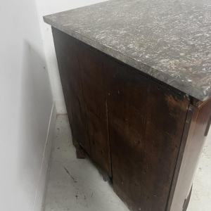 Halfronde hoekkast in Lodewijk XVI-stijl, 19e eeuw.