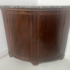 Meuble de coin en demi lune de style Louis XVI, XIX Siècle