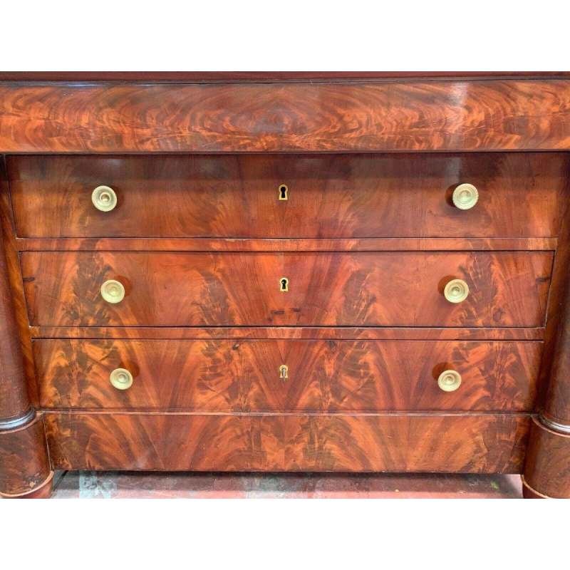 Commode uit de Empire-periode met losse zuilen, gevlamd mahoniehout, 19e eeuw