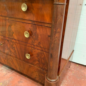 Commode d’époque Empire à colonnes détachées, acajou flammé, XIXᵉ siècle