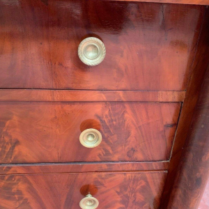 Commode uit de Empire-periode met losse zuilen, gevlamd mahoniehout, 19e eeuw