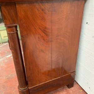 Commode uit de Empire-periode met losse zuilen, gevlamd mahoniehout, 19e eeuw