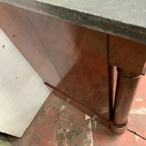 Commode d’époque Empire à colonnes détachées, acajou flammé, XIXᵉ siècle