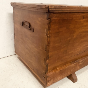 Commode van massief populierenhout met walnootkleurige afwerking, 19e eeuw