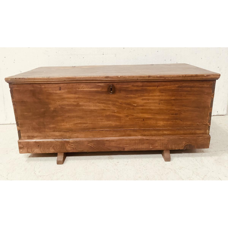 Commode van massief populierenhout met walnootkleurige afwerking, 19e eeuw