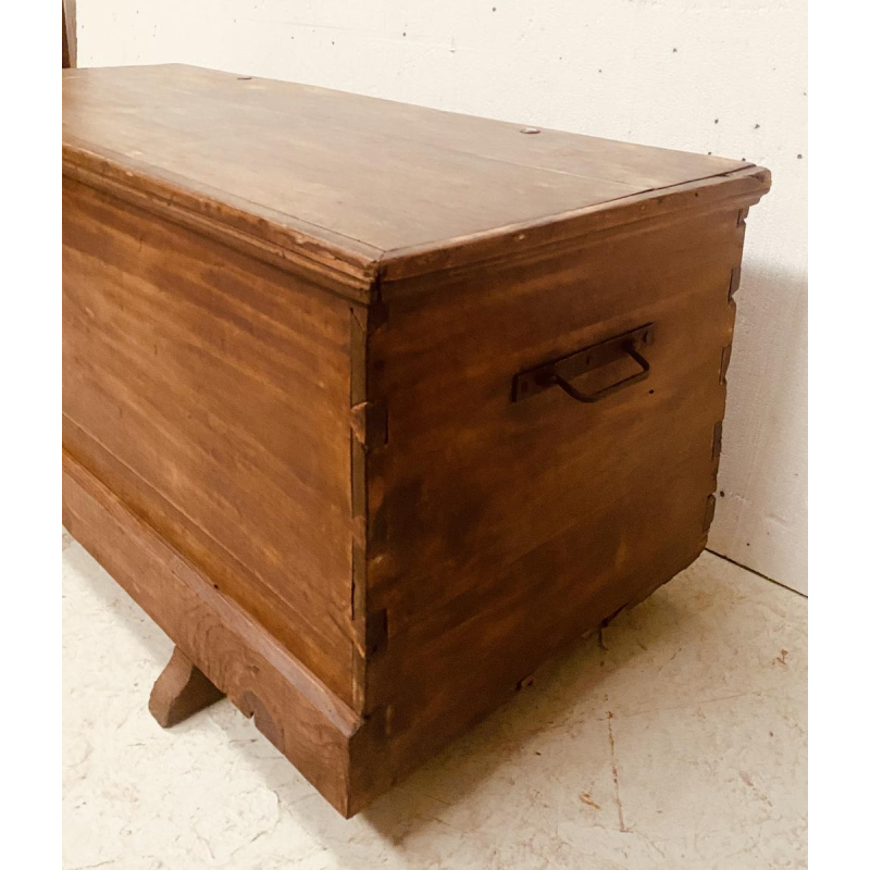 Commode van massief populierenhout met walnootkleurige afwerking, 19e eeuw