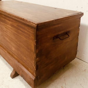 Commode van massief populierenhout met walnootkleurige afwerking, 19e eeuw