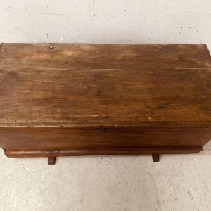 Commode van massief populierenhout met walnootkleurige afwerking, 19e eeuw