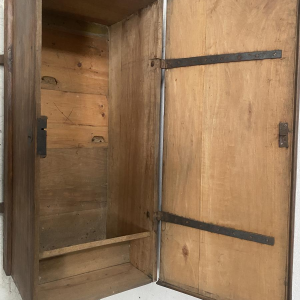 Commode van massief populierenhout met walnootkleurige afwerking, 19e eeuw