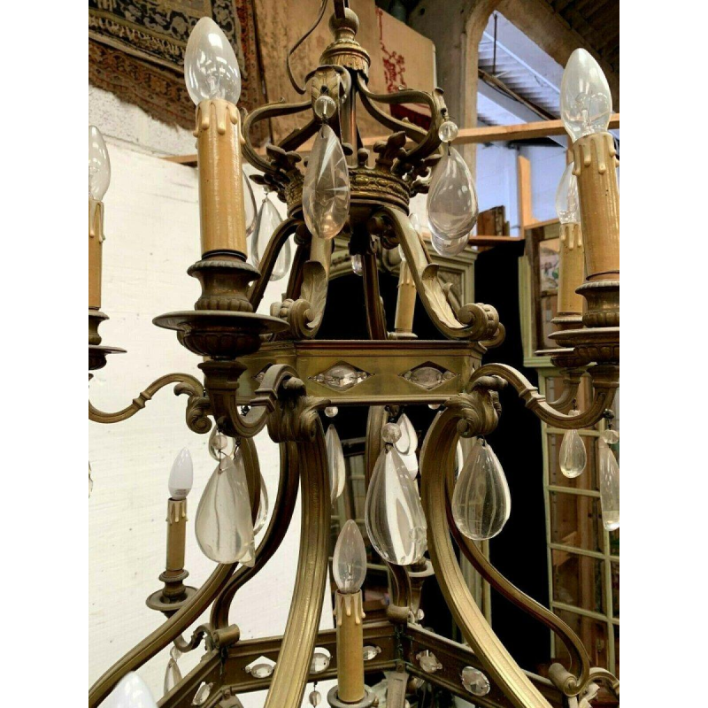 Kroonluchter in renaissancestijl met kooiconstructie, gemaakt van brons met gekleurde glazen hangers, 19e eeuw.