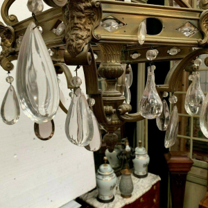 Kroonluchter in renaissancestijl met kooiconstructie, gemaakt van brons met gekleurde glazen hangers, 19e eeuw.