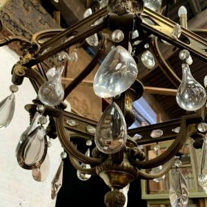 Kroonluchter in renaissancestijl met kooiconstructie, gemaakt van brons met gekleurde glazen hangers, 19e eeuw.