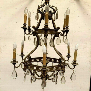 Kroonluchter in renaissancestijl met kooiconstructie, gemaakt van brons met gekleurde glazen hangers, 19e eeuw.