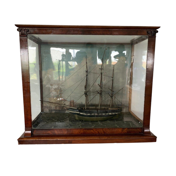 Maquette ancienne de voilier à trois mâts dans sa vitrine, XIXᵉ siècle