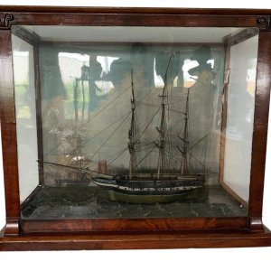 Antiek model van een driemastzeilschip in een vitrine, 19e eeuw.