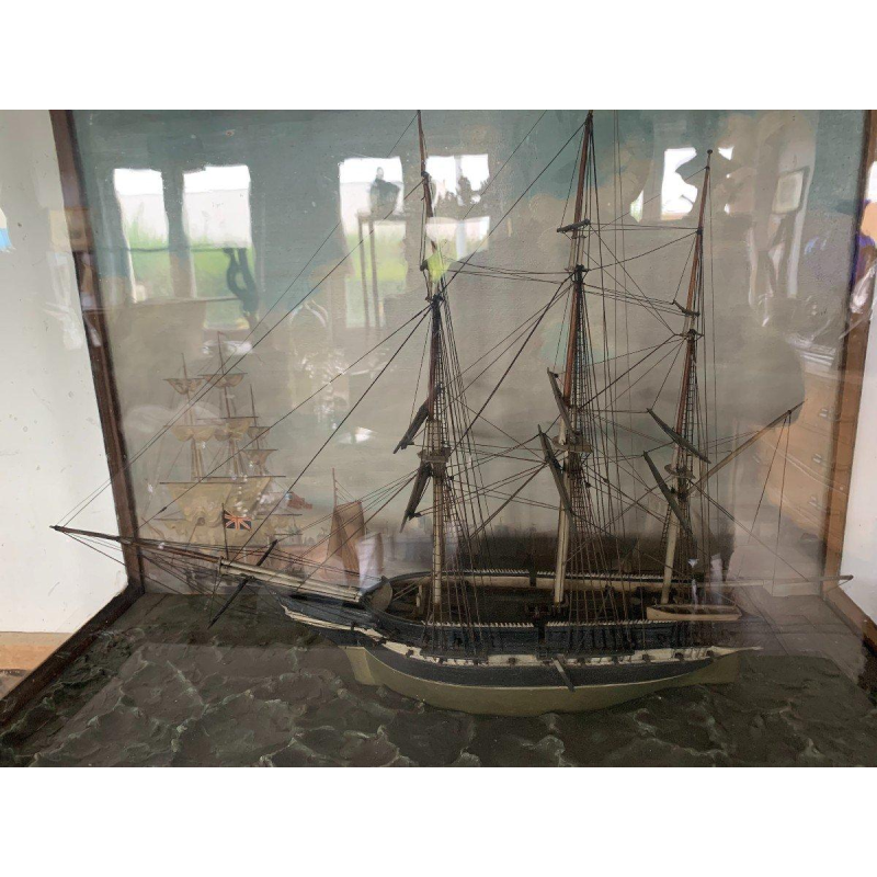 Antiek model van een driemastzeilschip in een vitrine, 19e eeuw.