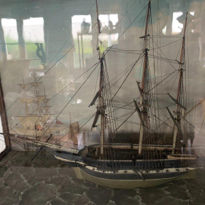 Maquette ancienne de voilier à trois mâts dans sa vitrine, XIXᵉ siècle