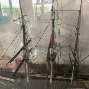 Maquette ancienne de voilier à trois mâts dans sa vitrine, XIXᵉ siècle