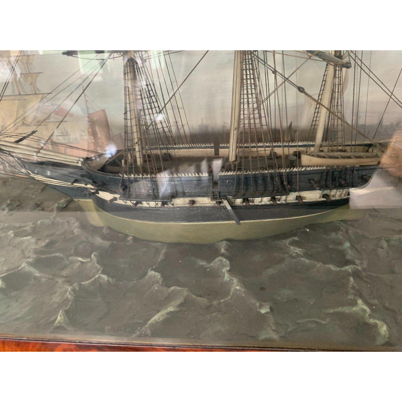 Maquette ancienne de voilier à trois mâts dans sa vitrine, XIXᵉ siècle