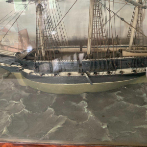 Maquette ancienne de voilier à trois mâts dans sa vitrine, XIXᵉ siècle