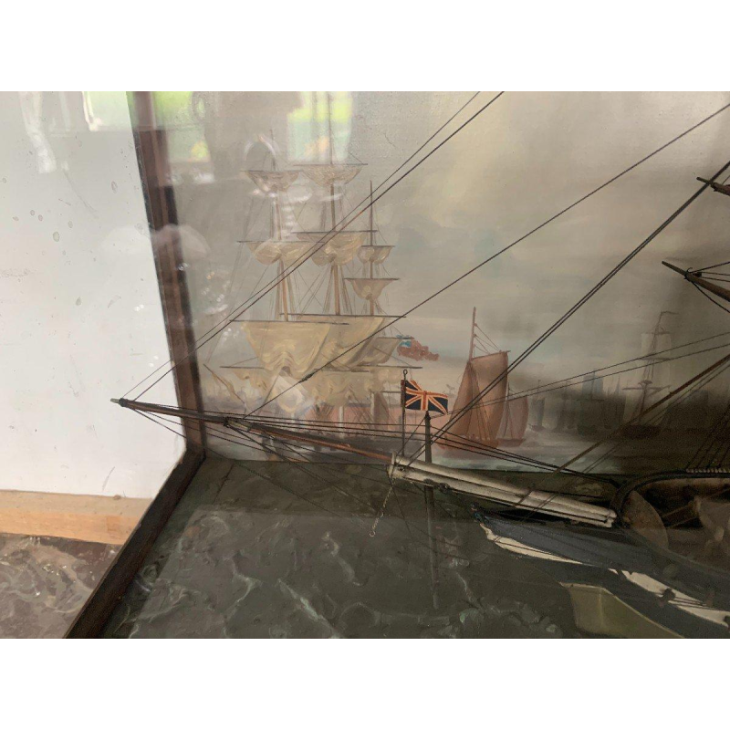 Antiek model van een driemastzeilschip in een vitrine, 19e eeuw.