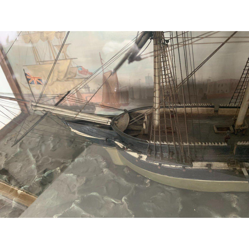 Antiek model van een driemastzeilschip in een vitrine, 19e eeuw.