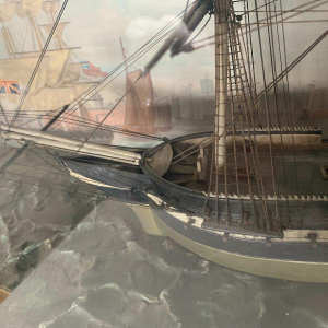 Antiek model van een driemastzeilschip in een vitrine, 19e eeuw.