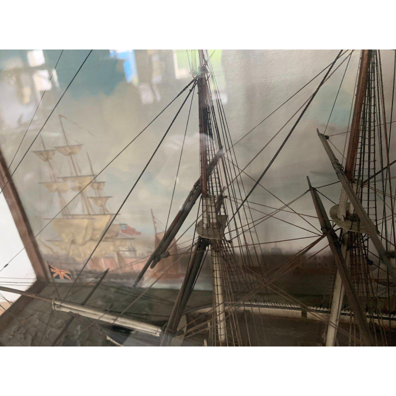 Antiek model van een driemastzeilschip in een vitrine, 19e eeuw.