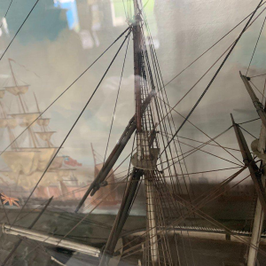 Maquette ancienne de voilier à trois mâts dans sa vitrine, XIXᵉ siècle
