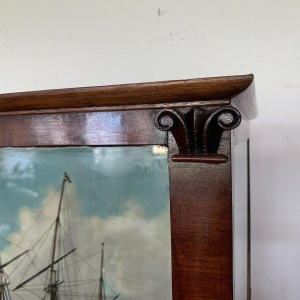 Antiek model van een driemastzeilschip in een vitrine, 19e eeuw.