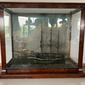 Maquette ancienne de voilier à trois mâts dans sa vitrine, XIXᵉ siècle