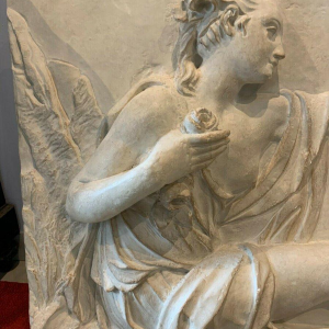 Bas relief en stuc à décor d’une scène à l’antique, XXᵉ siècle