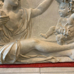 Bas relief en stuc à décor d’une scène à l’antique, XXᵉ siècle