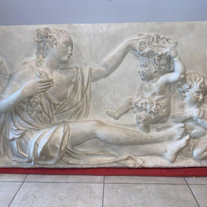 Stucco bas-reliëf met een afbeelding van een tafereel in antieke stijl, 20e eeuw.