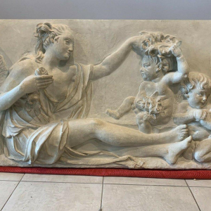 Bas relief en stuc à décor d’une scène à l’antique, XXᵉ siècle