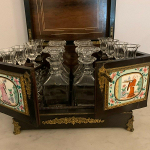 Drankkast uit de tijd van Napoleon III, porseleinen plaquettes en marqueterie, 19e eeuw.