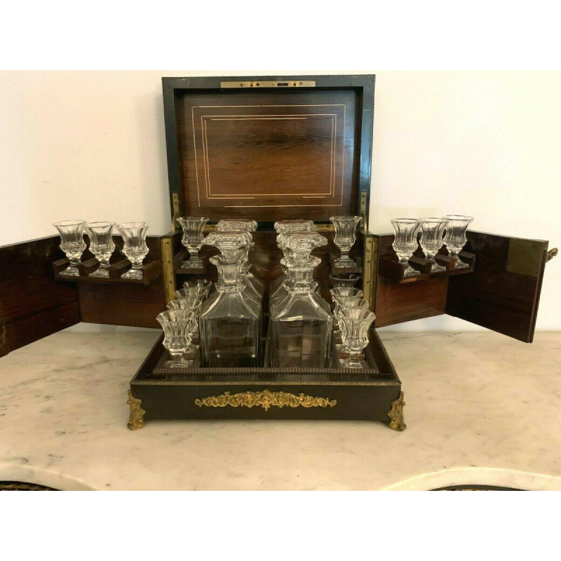 Cave à liqueur Napoléon III, plaques en porcelaine et marqueterie, XIXᵉ siècle