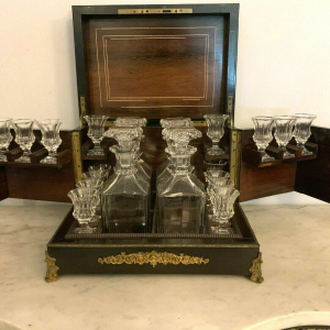 Drankkast uit de tijd van Napoleon III, porseleinen plaquettes en marqueterie, 19e eeuw.