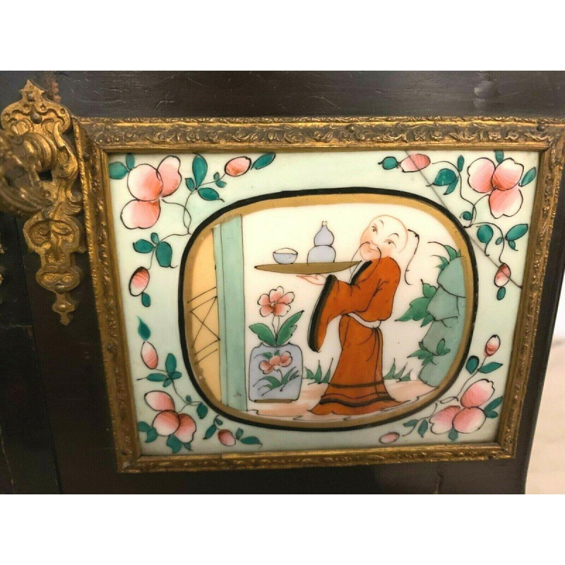 Cave à liqueur Napoléon III, plaques en porcelaine et marqueterie, XIXᵉ siècle