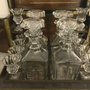 Drankkast uit de tijd van Napoleon III, porseleinen plaquettes en marqueterie, 19e eeuw.