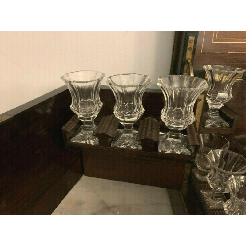 Cave à liqueur Napoléon III, plaques en porcelaine et marqueterie, XIXᵉ siècle