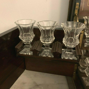 Drankkast uit de tijd van Napoleon III, porseleinen plaquettes en marqueterie, 19e eeuw.