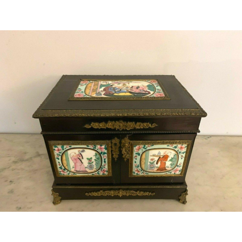 Cave à liqueur Napoléon III, plaques en porcelaine et marqueterie, XIXᵉ siècle