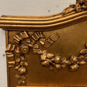 Trumeau-spiegel in Lodewijk XVI-stijl, vervaardigd uit hout en verguld stucwerk, 20e eeuw.