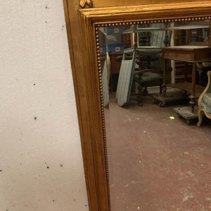 Miroir trumeau de style Louis XVI en bois et stuc doré, XXᵉ siècle