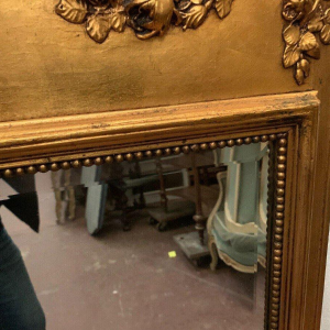 Trumeau-spiegel in Lodewijk XVI-stijl, vervaardigd uit hout en verguld stucwerk, 20e eeuw.