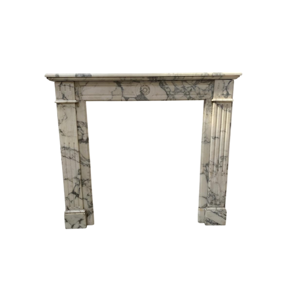 Cheminée de style louis XVI, marbre couleur blanc finement sculpté, fin XIX siècle