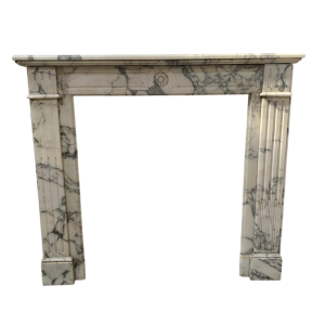 Cheminée de style louis XVI, marbre couleur blanc finement sculpté, fin XIX siècle
